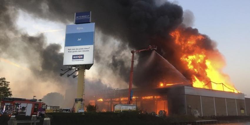 Grote brand in leegstaande loods Schiedam, rijbanen A20 weer vrij 