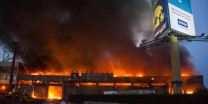 Grote brand in leegstaande loods Schiedam, rijbanen A20 weer vrij 