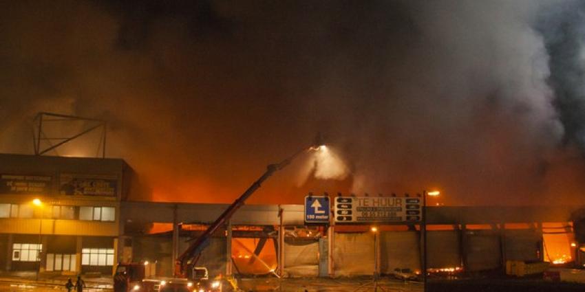 Grote brand in leegstaande loods Schiedam, rijbanen A20 weer vrij 