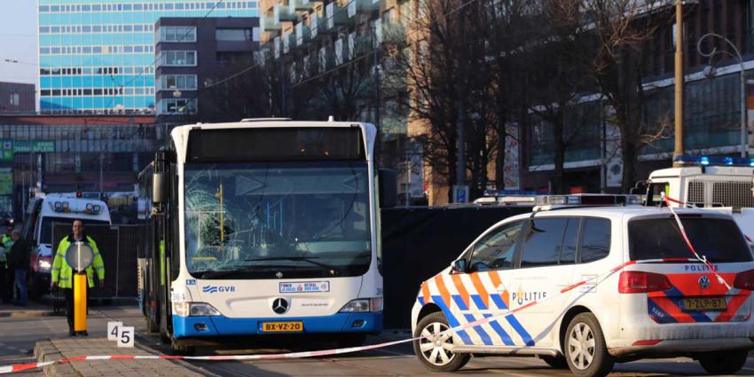 Onbekende voetganger overleden na aanrijding GVB-bus