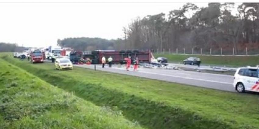 Vrachtwagen met bierflesjes kantelt op A4, chauffeur overleeft ongeval niet 