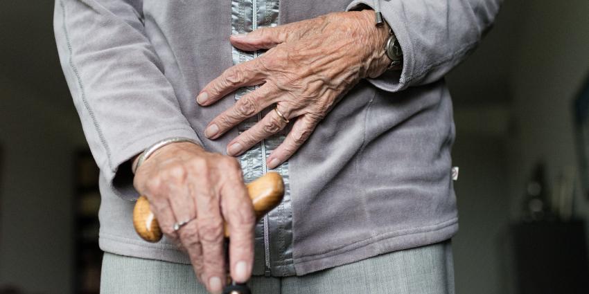 Bejaarde vrouw met stok