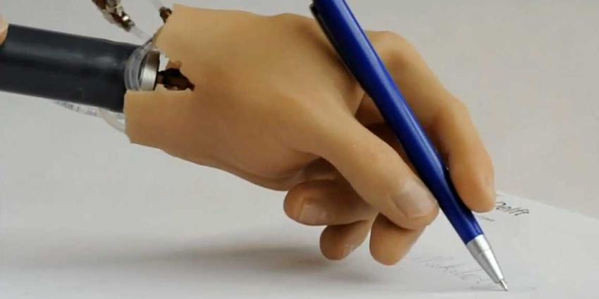 Foto van handprothese schrijvend | TU Delft