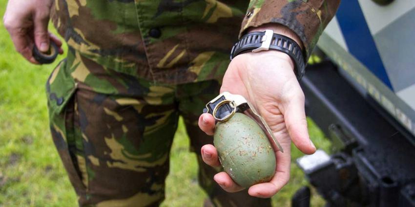 Man zit met in Amsterdam gevonden handgranaat in zijn maag en belt politie