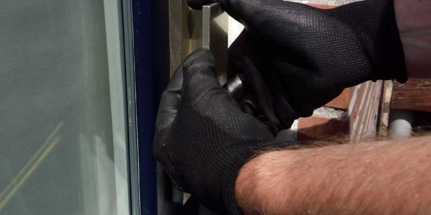   Man 'met zwarte handschoenen' niet uit woning dood aangetroffen vrouw