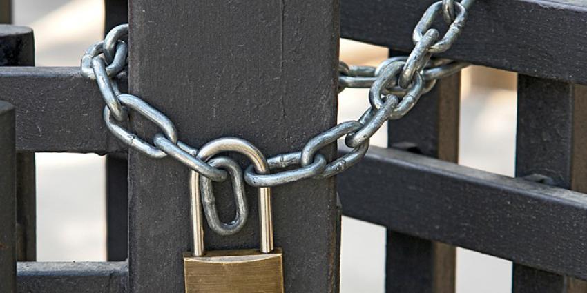 Amsterdams bedrijfspand met hennepkwekerij en vuurwapen gesloten