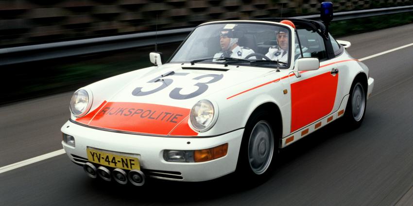Frits van Bruggen opent tentoonstelling Rijkspolitie Porsche