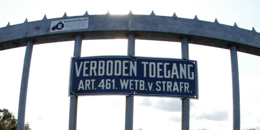 Vluchtende man blijft hangen in hek