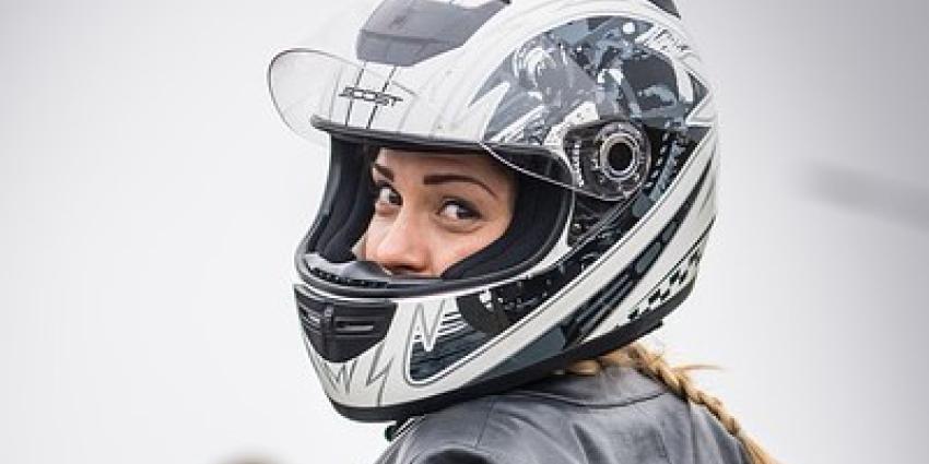 'Houdbaarheidsdatum op motorhelm'