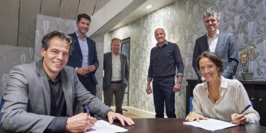 Vlnr: Jan en Thijs Aldenhuijsen (directeuren van BACU), Ton van Veen (RvC HEMA), Frits van Eerd (eigenaar HEMA), Joost de Beijer (CFO HEMA) en Saskia Egas Reparaz (CEO HEMA)