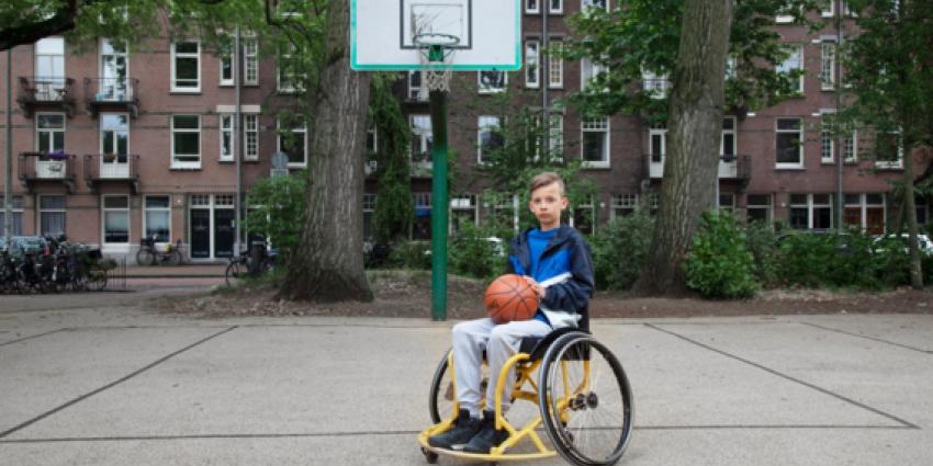 Jongen in rolstoel