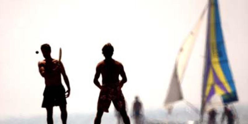 Foto van badgasten op het strand | Archief EHF