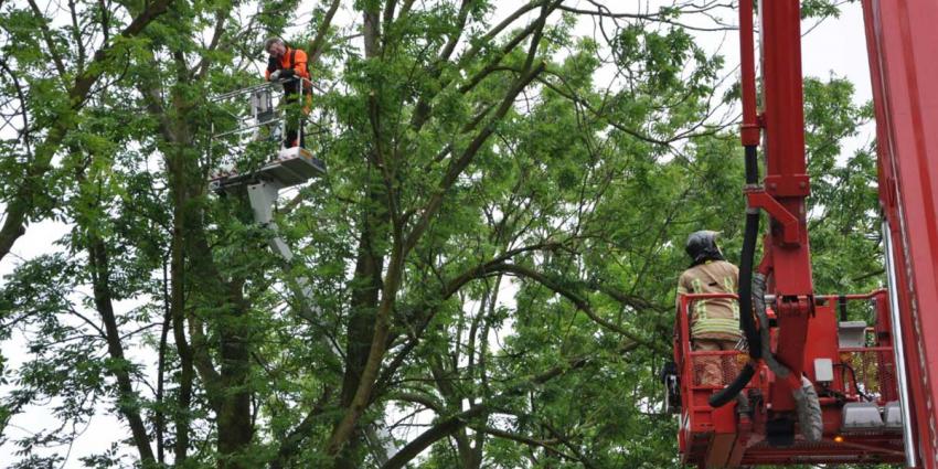 Brandweer redt personen uit defecte hoogwerker