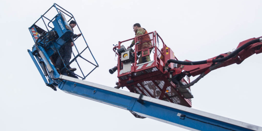 Hoogwerker gekanteld, werkmannen in paniek, brandweer zit verkeerd