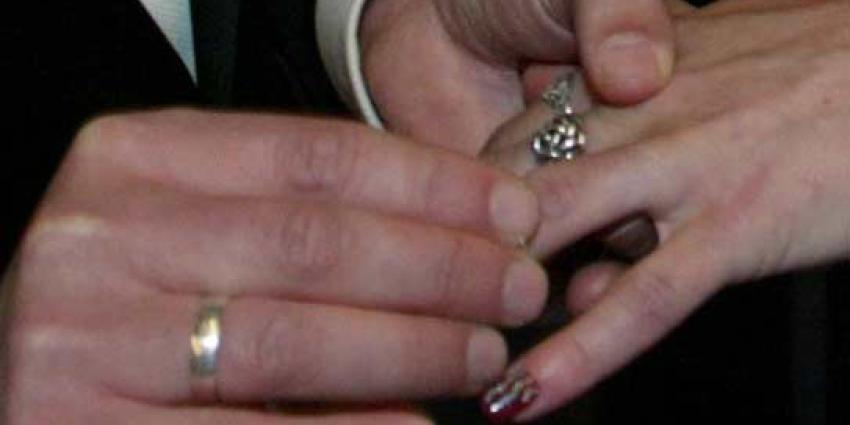 Nieuwe foto's van handenschuddende Grapperhaus op bruiloft