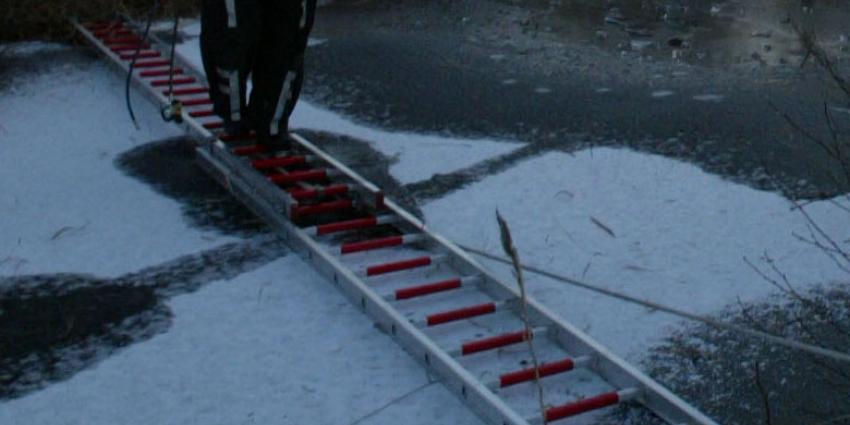 Wandelaars zien door politie gezochte schaatser door het ijs zakken