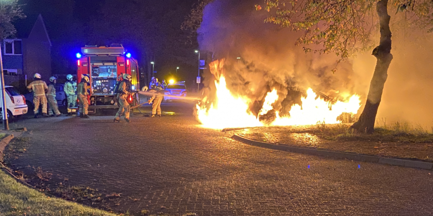 Brandweer blust autobrand