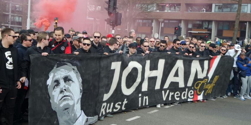Duizenden fans lopen mee in mars ter nagedachtenis aan Johan Cruijff 