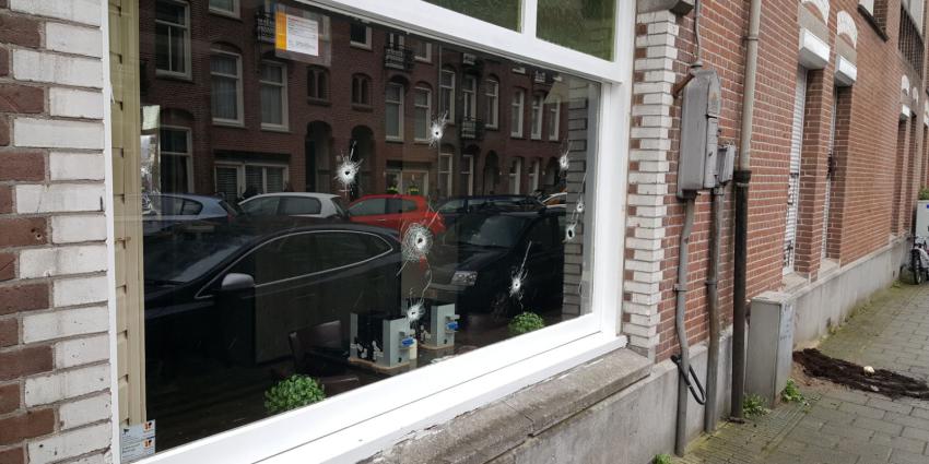 Café's in Amsterdam onder vuur, twee zwaargewonden