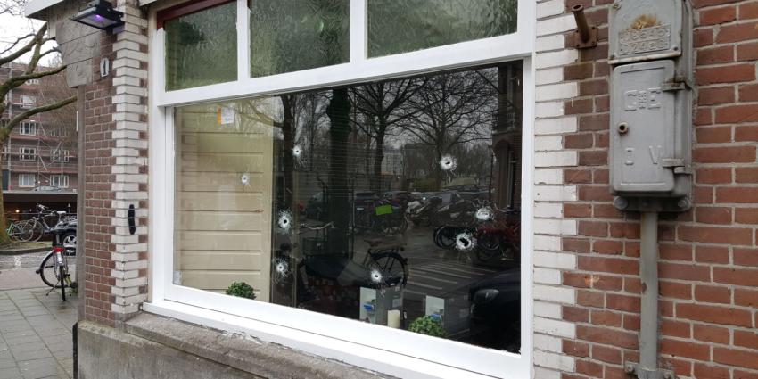 Café's in Amsterdam onder vuur, twee zwaargewonden