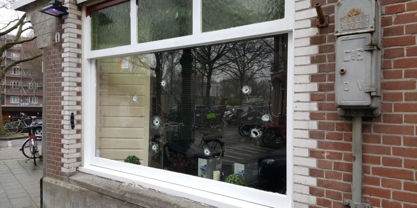 Café&#039;s in Amsterdam onder vuur, twee zwaargewonden