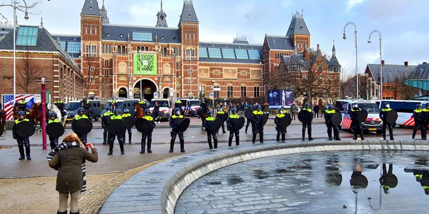 Mobiele eenheid op Museumplein 