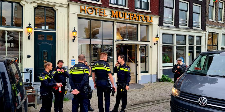 Politie voor het hotel