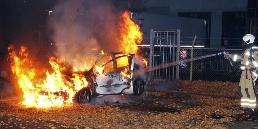 Brandweer kan auto niet meer redden