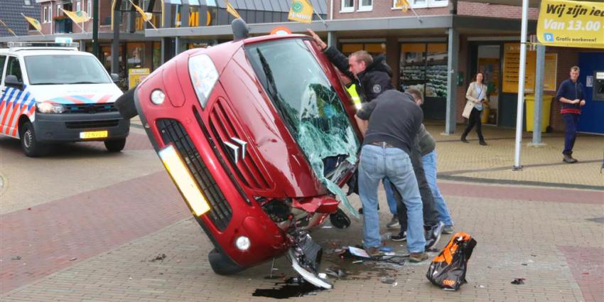 Auto op zijn kant na inschattingsfout 