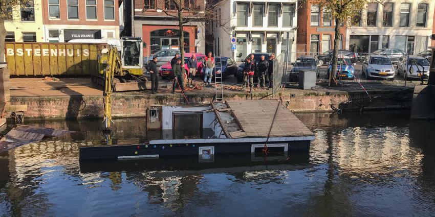 Woonboot gezonken in stad Groningen