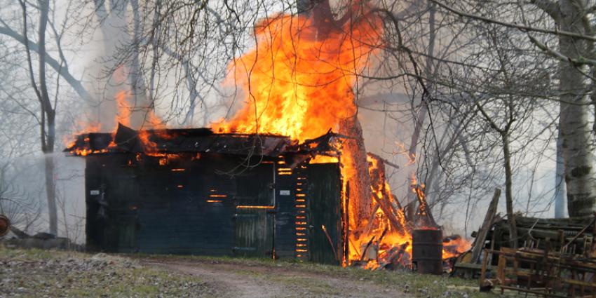 Brand legt schuurtje in de as in Delfzijl