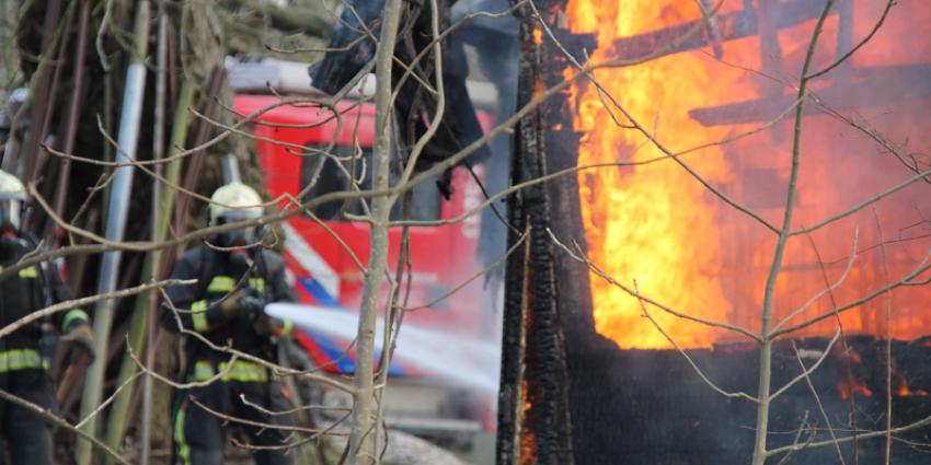 Brand legt schuurtje in de as in Delfzijl