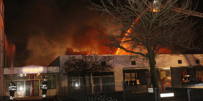 Brand verwoest twee basisscholen in Uden
