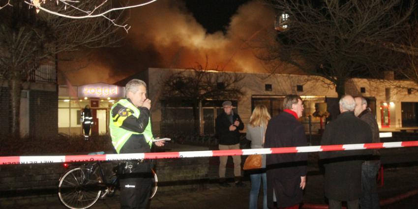 Brand verwoest twee basisscholen in Uden