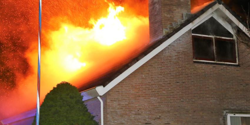 Vlammen slaan uit het dak van bungalow