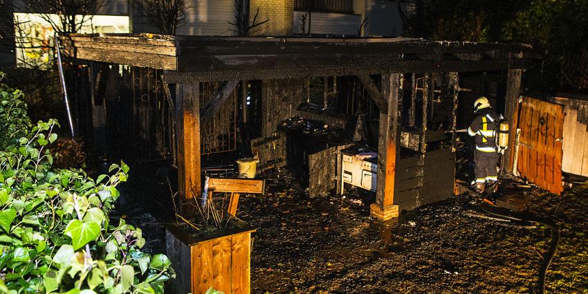 Felle brand verwoest buitenkeuken met overkapping in Sint-Michielsgestel