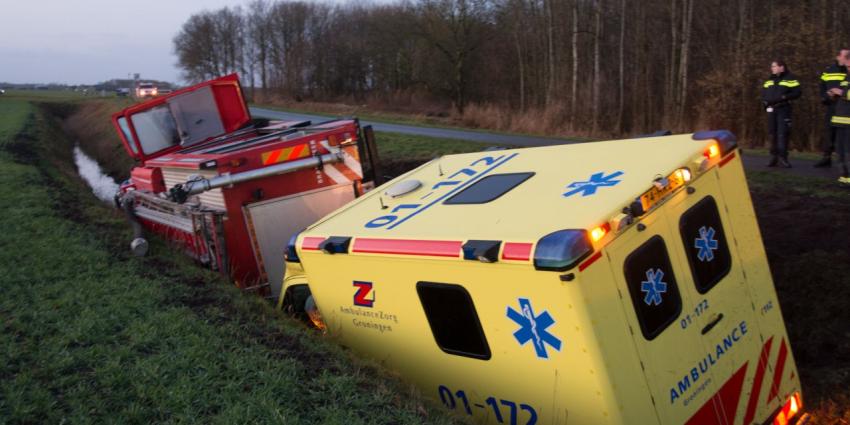 brandweerwagen en ambulance in de sloot