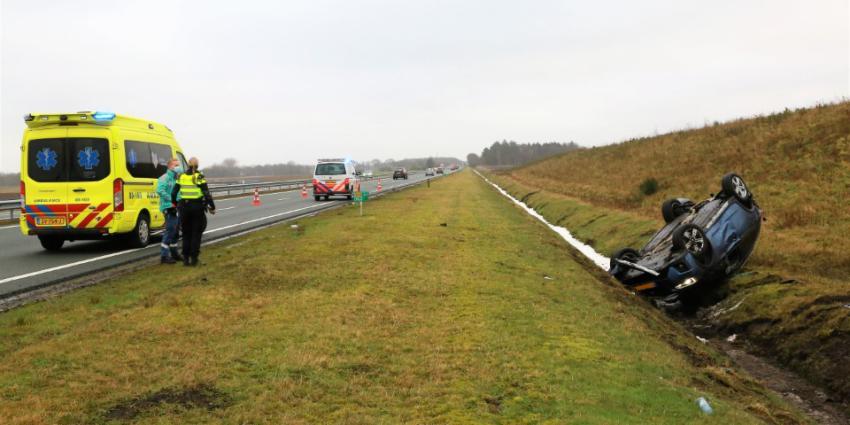 Auto op de kop naast de N33