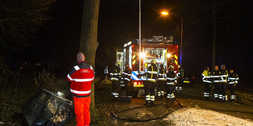 Zwaargewonde man uit brandende auto gered 
