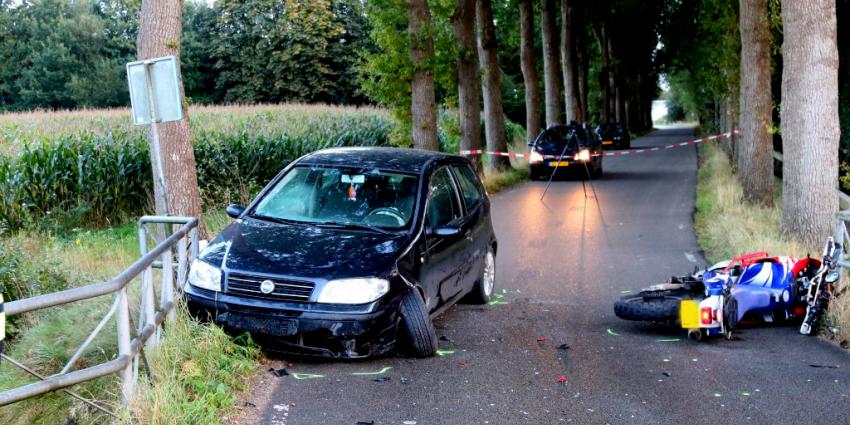 Motorrijder botst op auto in Anreep