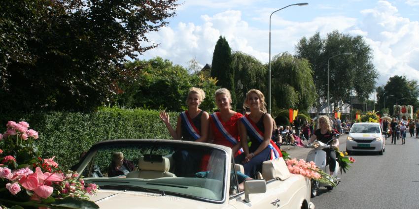 61e editie bloemencorso Eelden druk bezocht