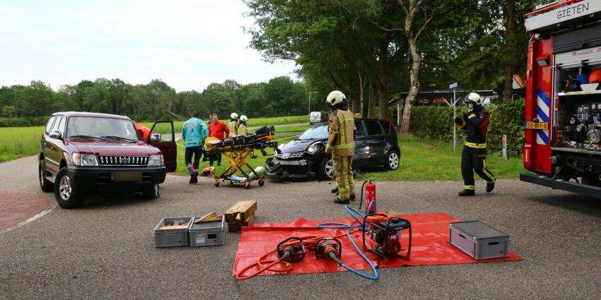 Hulpverleners helpen bij ongeval