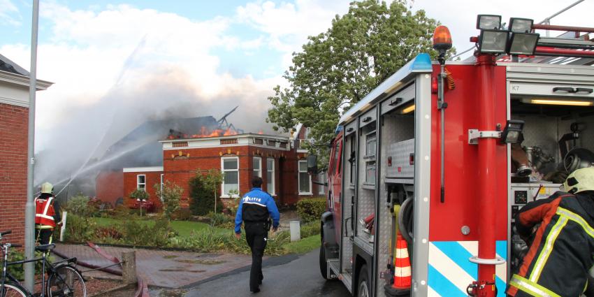 Grote uitslaande brand door blikseminslag in Appingedam