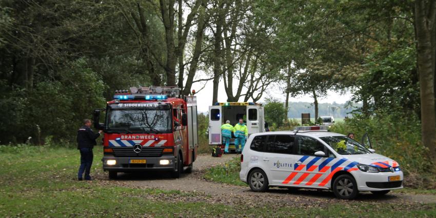 Catamaran slaat om door harde wind op Schildmeer