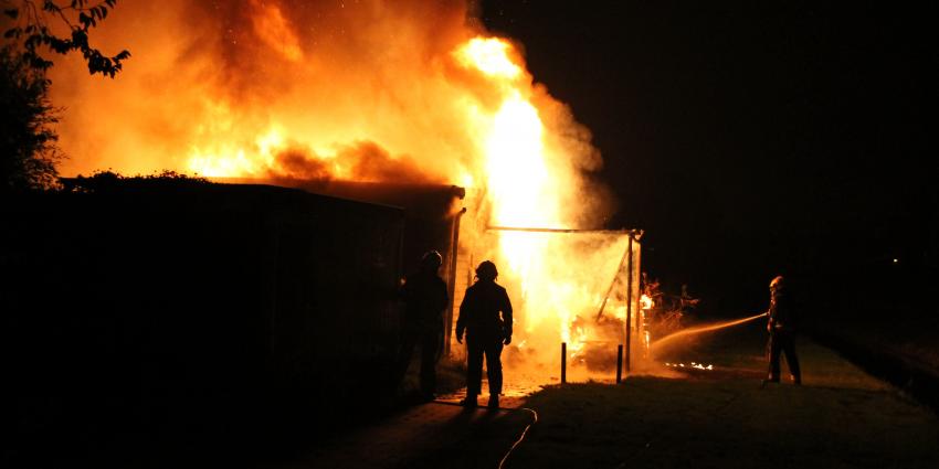 Brand verwoest schuur achter woning in Delfzijl