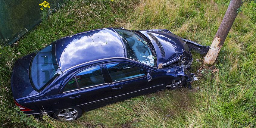 Vrouw met de schrik vrij na aanrijding met boom