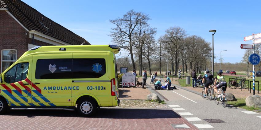 ambulancepersoneel ontfermt zich over slachtoffer