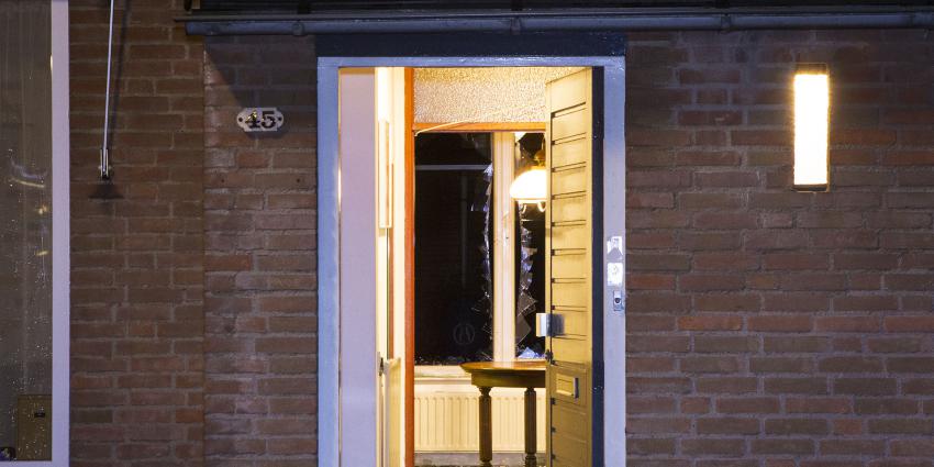 Man vernield huisraad met bijl, politie schiet