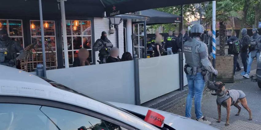 inval-arrestatieteam-restaurant