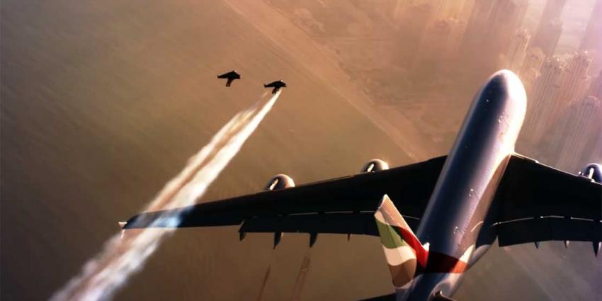 Twee jetmannen vliegen samen met Airbus A380 van Emirates